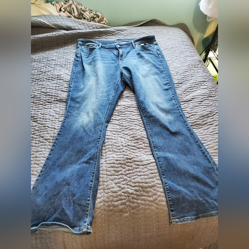 Signature Modern Bootcut Jeans